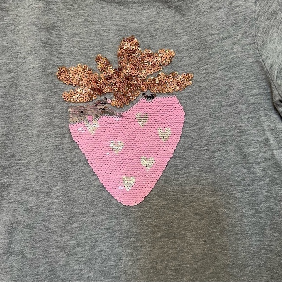 𝅺gap Kids Sequin Strawberry Short Sleeve T- Shirt - Size 6-7 years. Color gray - Picture 3 of 6